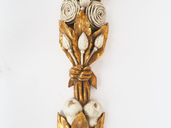 Elément décoratif en bois sculpté, peint et doré figurant un bouquet d