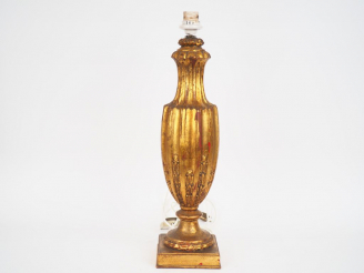 Vente aux enchères Lampe en bois sculpté et doré en forme de balustre cannelé et rudenté.