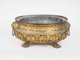 Vente aux enchères Jardinière en laiton à décor ajouré de fleurs et de mufles de lions.  