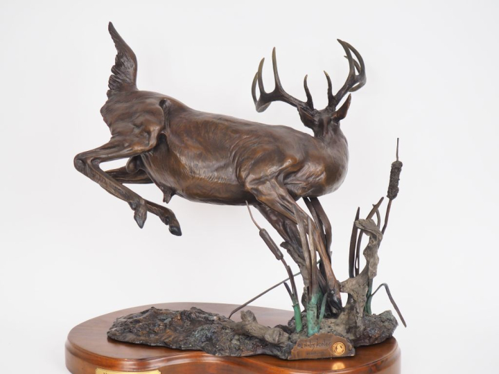 Denis JONES.   "le cerf". Grande sculpture en bronze polychrome Dim. 4