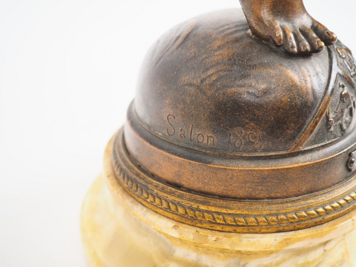 BAREAU.  "Gloria" Grande sculpture en régule sur un socle en onyx.  H.