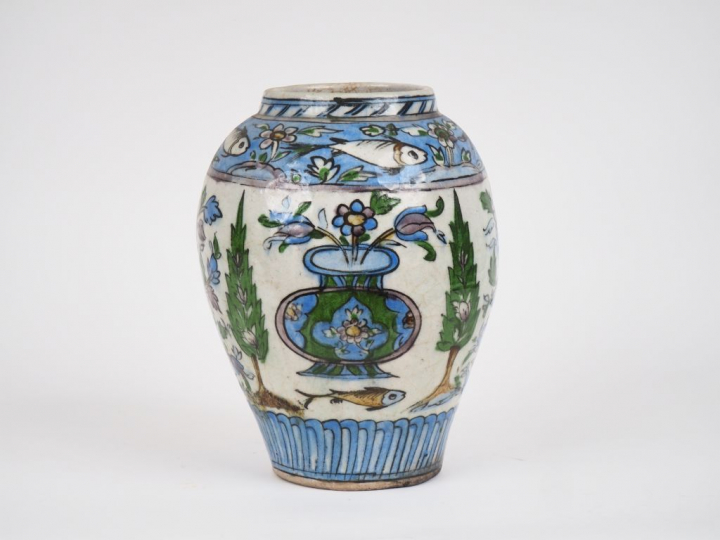 Vase ovoide en faience persanne à décor polychrome de fleurs, de feuil