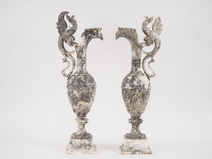Paire d'aiguières en albâtre, anses en forme de chimère. H. 65 cm