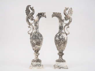 Vente aux enchères Paire d'aiguières en albâtre, anses en forme de chimère. H. 65 cm