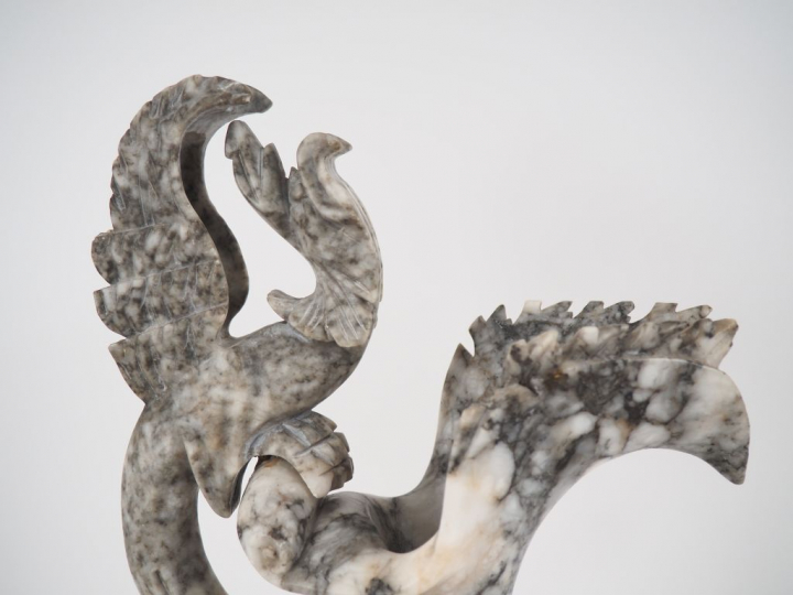 Paire d'aiguières en albâtre, anses en forme de chimère. H. 65 cm