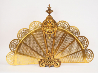 Vente aux enchères Pare feu Napoléon III en bronze doré en forme d'éventail. H. 74 cm