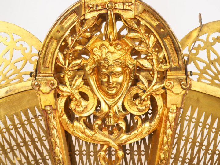 Pare feu Napoléon III en bronze doré en forme d'éventail. H. 74 cm