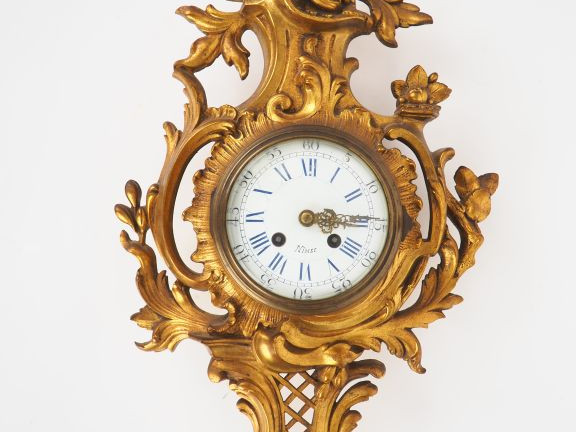 Cartel d'applique de style Louis XV en métal doré, à décor de rocaille