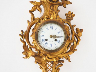 Vente aux enchères Cartel d'applique de style Louis XV en métal doré, à décor de rocaille