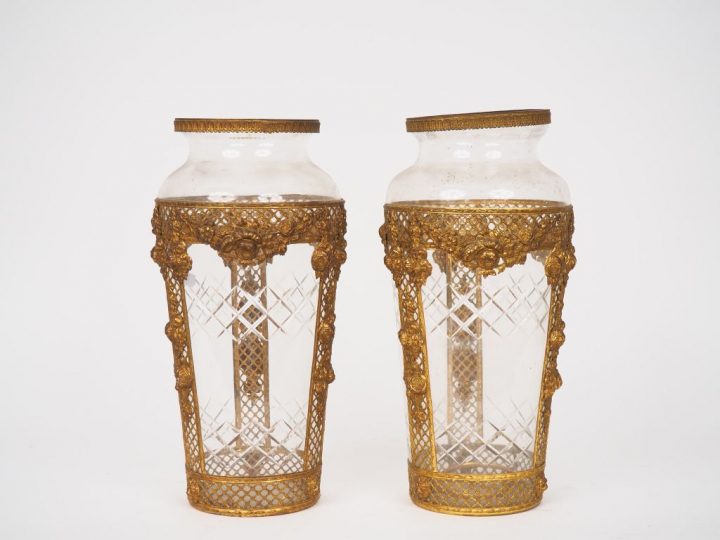 Paire de vases 1900 de style Louis XVI en cristal et laiton. H. 33 cm 