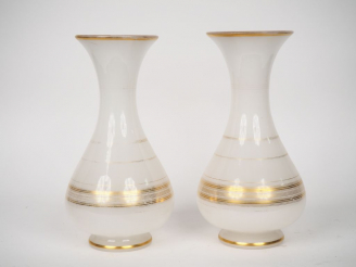 Vente aux enchères Paire de vases ovoïdes Napoléon III en opaline blanche et dorée. H. 34