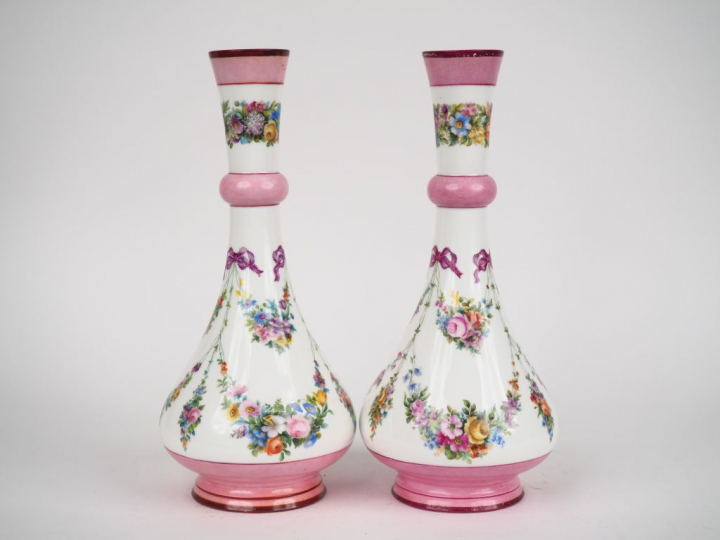 SEVRES. Paire de vases XIXème en porcelaine à décor polychrome sur fon