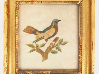 Vente aux enchères Soie brodée polychrome  Restauration figurant un oiseau branché. Dim. 