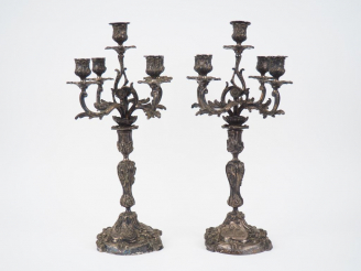 Vente aux enchères Paire de candélabres Napoléon III de style Rocaille en bronze argenté 