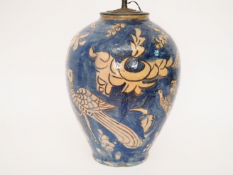 Vente aux enchères Grand vase ovoïde en céramique persane à décor d'oiseaux sur fond bleu