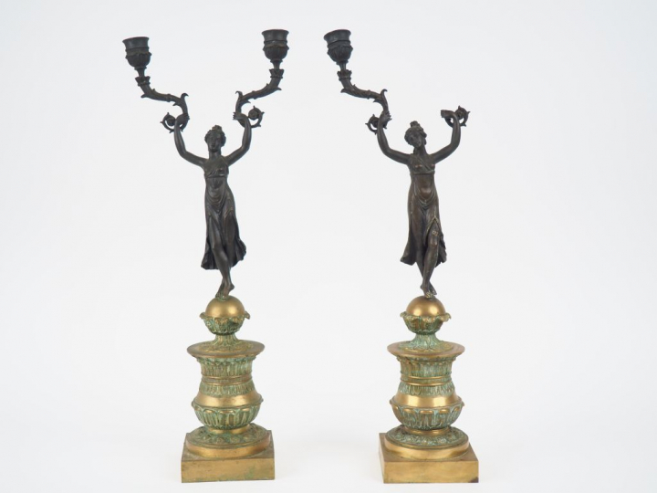 Paire de bougeoirs doubles de style Empire en bronze double patine à d