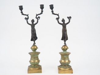 Vente aux enchères Paire de bougeoirs doubles de style Empire en bronze double patine à d