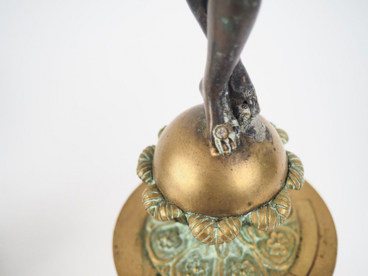 Paire de bougeoirs doubles de style Empire en bronze double patine à d