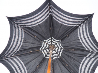 Vente aux enchères Ombrelle cévenole en tissu noir, bois et métal doré. L. 100,5 cm.