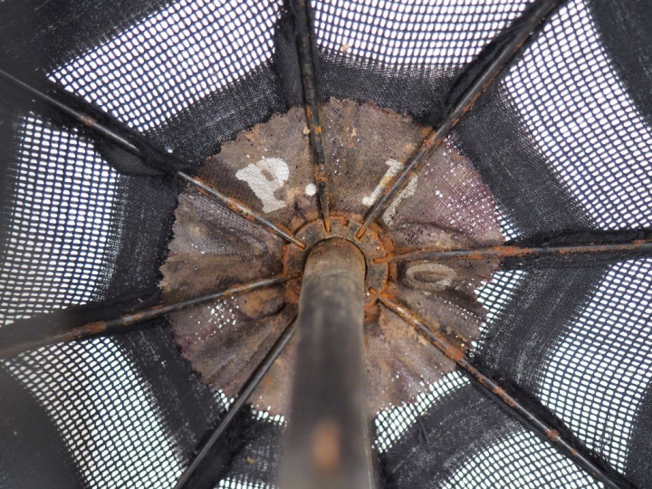 Ombrelle cévenole en tissu noir, bois et métal doré. L. 100,5 cm.