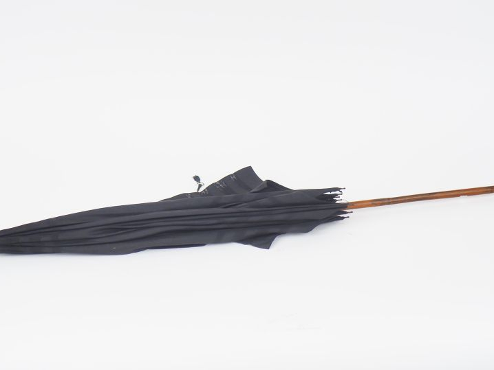 Ombrelle cévenole en tissu noir, bois et métal doré. L. 100,5 cm.