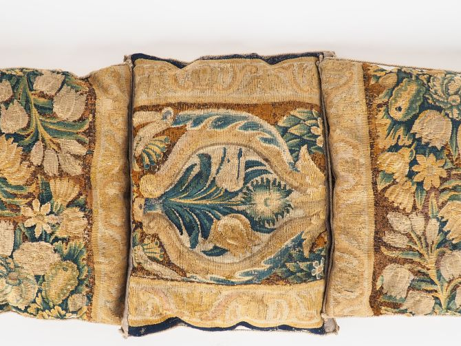 3 coussins constitués avec des fragments de tapisserie d' Aubusson XVI