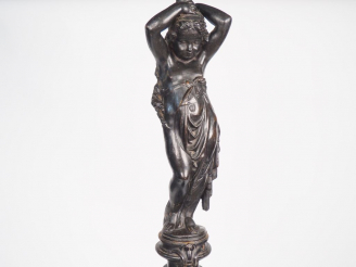 Vente aux enchères Porte torchère fin XIXème début XXème en forme d'enfant vétu à l'antiq