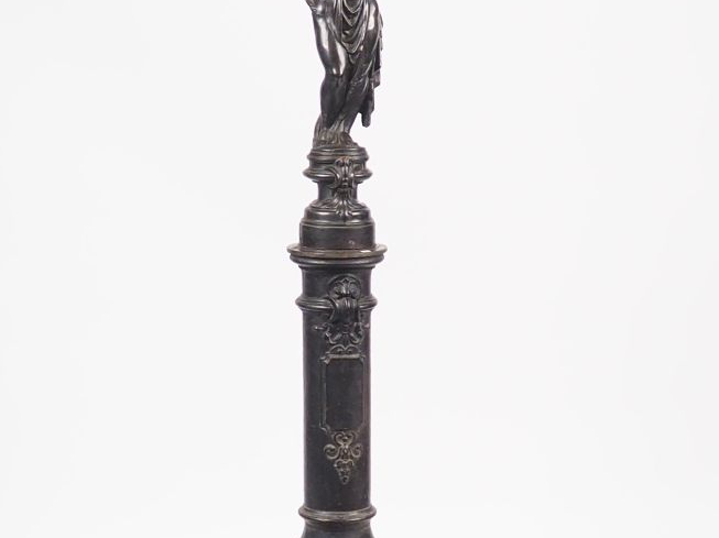 Porte torchère fin XIXème début XXème en forme d'enfant vétu à l'antiq