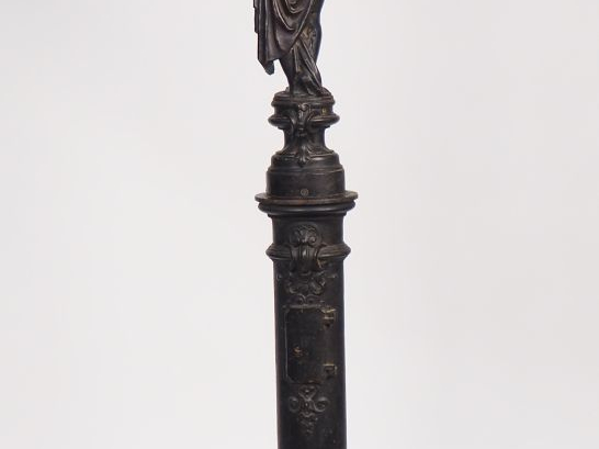 Porte torchère fin XIXème début XXème en forme d'enfant vétu à l'antiq