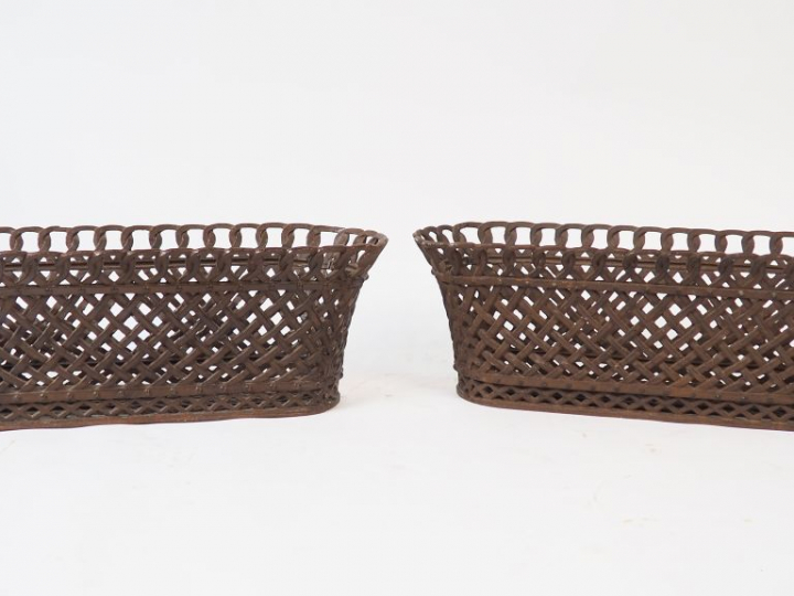 Paire de jardinières en fonte à décor ajouré de croisillons.  Dim. 32 