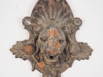 Vente aux enchères Elément de fontaine en fonte figurant un mufle de lion entouré de fleu