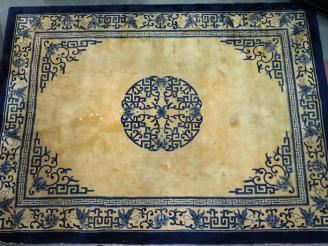 Vente aux enchères Tapis chinois XXème crème et bleu.  Dim. 378 x 276 cm  (traces d'humid