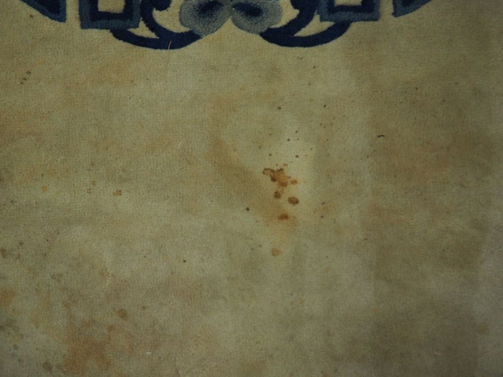 Tapis chinois XXème crème et bleu.  Dim. 378 x 276 cm  (traces d'humid