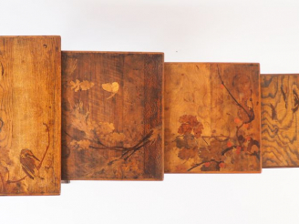 Vente aux enchères GALLE.  Suite de quatre tables gigognes en marqueterie à décor d'oisea