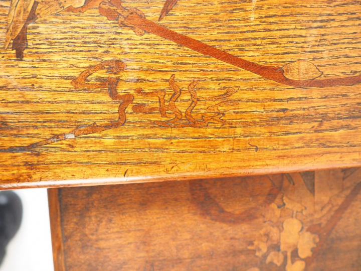 GALLE.  Suite de quatre tables gigognes en marqueterie à décor d'oisea