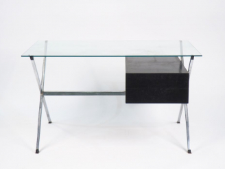 Vente aux enchères FRANCO ALBINI pour KNOLL.  Bureau 1970 en verre, métal chromé et bois 