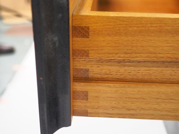 FRANCO ALBINI pour KNOLL.  Bureau 1970 en verre, métal chromé et bois 