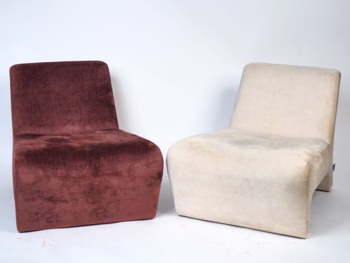 CRACK BY MACHANKE.  Paire de chauffeuses garniture de velours aubergin