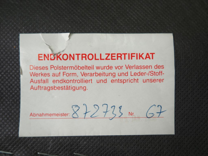 CRACK BY MACHANKE.  Paire de chauffeuses garniture de velours aubergin