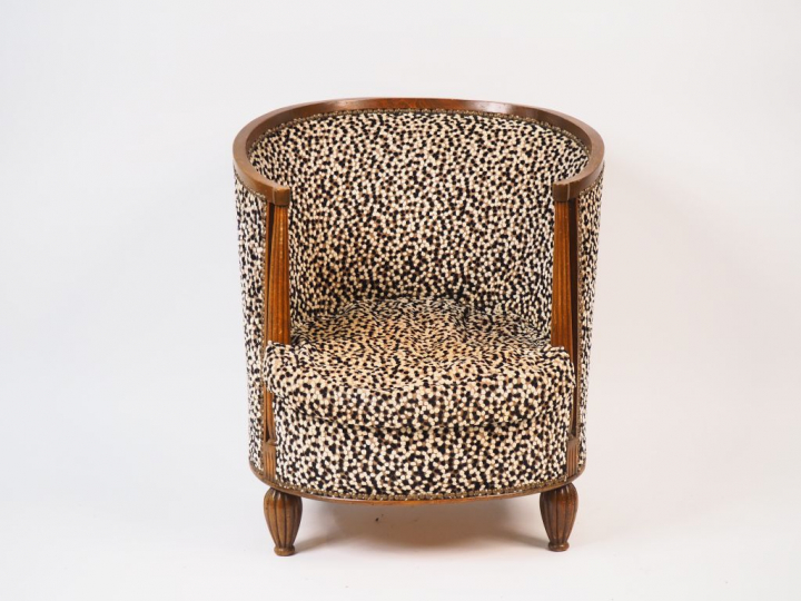 Fauteuil tonneau 1940 en bois naturel.