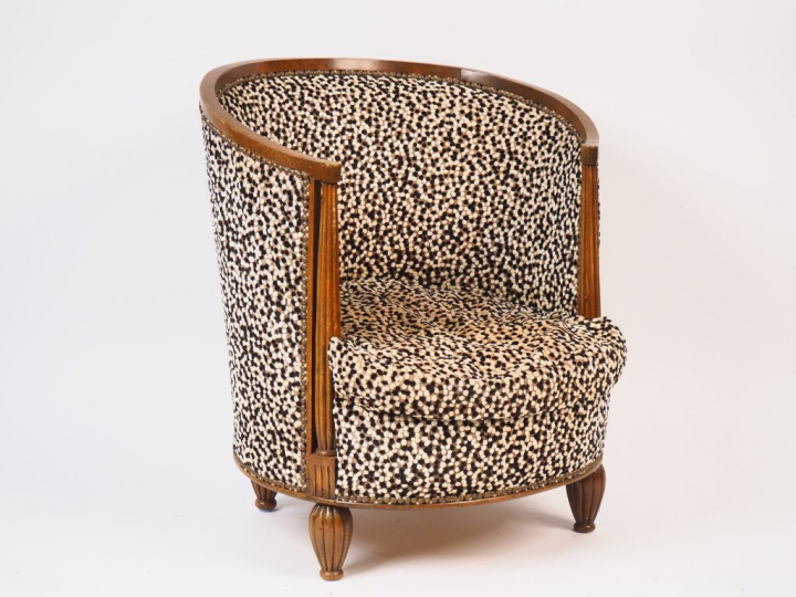 Fauteuil tonneau 1940 en bois naturel.