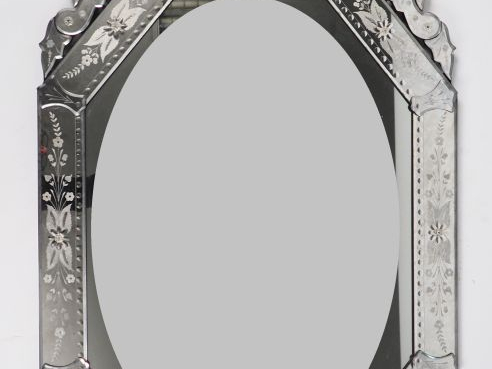 Miroir de style vénitien en verre gravé, à décor de fleurs.  Dim. 117 