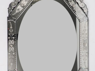 Vente aux enchères Miroir de style vénitien en verre gravé, à décor de fleurs.  Dim. 117 