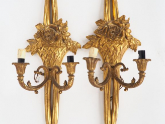 Vente aux enchères Paire d'appliques murales de style Louis XVI en bois sculpté et doré, 