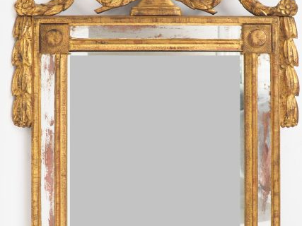 Miroir à parecloses de style Louis XVI en bois sculpté et doré, surmon