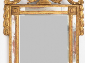 Vente aux enchères Miroir à parecloses de style Louis XVI en bois sculpté et doré, surmon