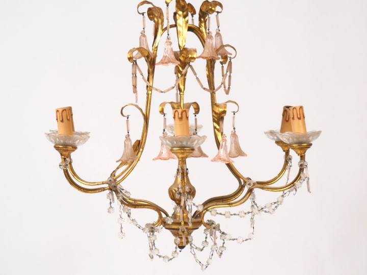 Lustre Napoléon III en tôle dorée et verre polychrome, à décor de fleu