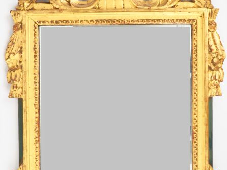 Glace de style Louis XVI en bois sculpté et doré, petit fronton ajouré