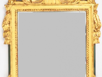 Vente aux enchères Glace de style Louis XVI en bois sculpté et doré, petit fronton ajouré