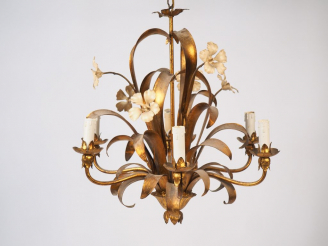 Vente aux enchères Lustre Napoléon III en tôle peinte et dorée à décor de fleurs. H, 70 c